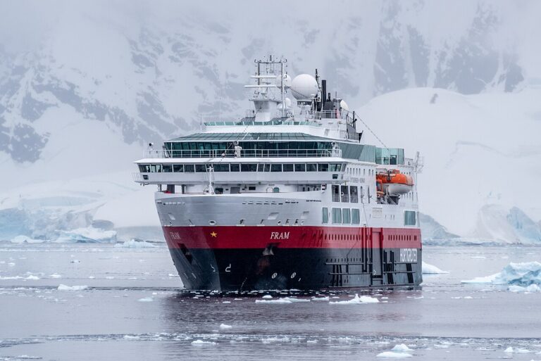 Choosing an Antarctica Expedition Ship